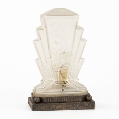 une sculpture Art déco représentant une femme en robe, posée sur un socle