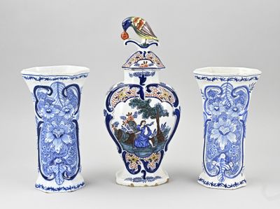 trois vases bleus et blancs surmontés d'un oiseau