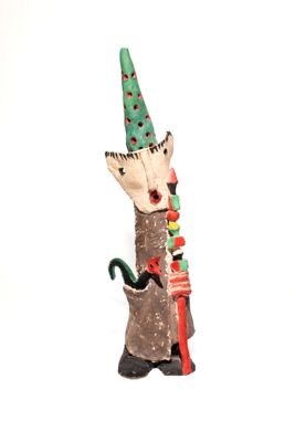 une figurine représentant un chat portant un chapeau et une écharpe