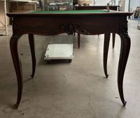 Table de bridge en noyer de style Louis XV