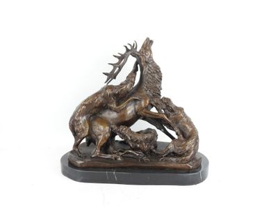 sculpture en bronze représentant une biche et un cerf, posée sur un socle en marbre