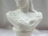 buste de femme en céramique blanche posé sur un socle, sur fond blanc