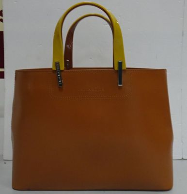 sac à main en cuir beige et jaune, muni de deux anses, sur fond blanc