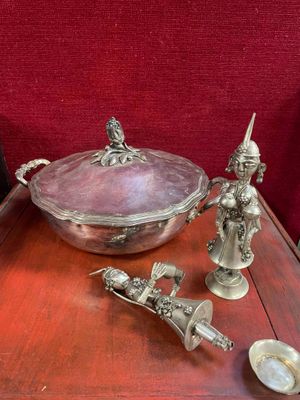 des couverts posés sur une table, avec une chaise rouge en arrière-plan