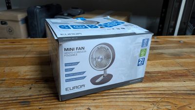 une boîte équipée d'un ventilateur, posée sur une table