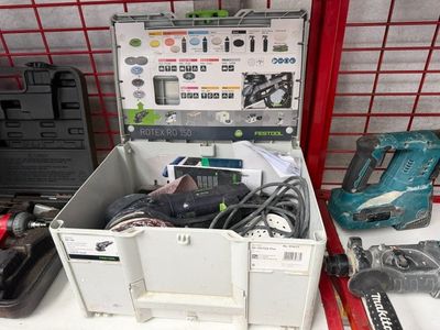 une boîte à outils posée sur une table entourée d'une clôture en fil de fer rouge