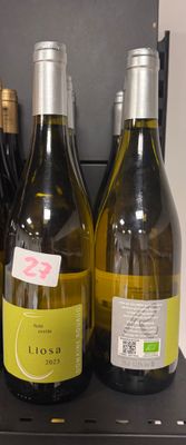 trois bouteilles de vin posées sur une étagère dans un magasin