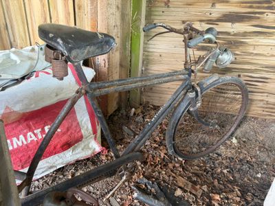 un vélo appuyé contre une clôture