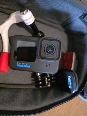 un sac contenant un appareil photo et un téléphone portable