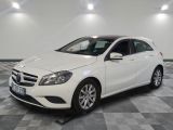 La Mercedes Classe B est garée sur un sol en carrelage à damier