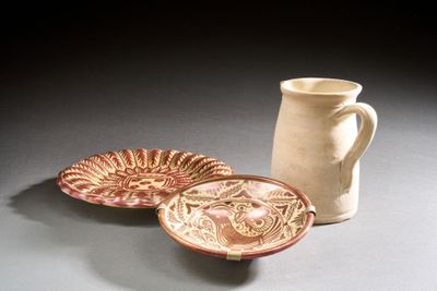 deux assiettes et un pichet posés sur une table