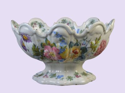 Rafraîchissoir à verres sur piédouche en faïence à décor pol…