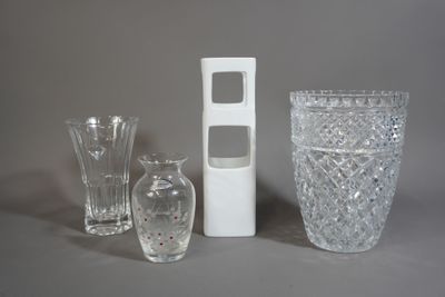 trois vases et un vase en verre posés sur une table