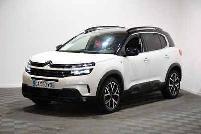 Le SUV Citrole blanc est garé dans une pièce blanche
