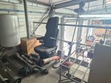 une photo d'un siège auto dans un garage