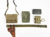 un assortiment d'objets militaires disposés sur une surface blanche
