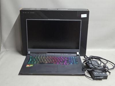 un ordinateur portable avec un clavier et une souris posés sur la table