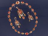 une photo d'un ensemble composé d'un collier et de boucles d'oreilles ornés de fleurs rouges et jaunes