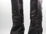 bottes en cuir noir à talons hauts avec des fermetures éclair sur le côté
