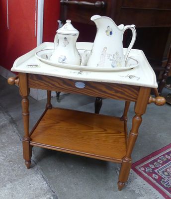 une petite table sur laquelle se trouve un plateau avec des tasses à thé et à café