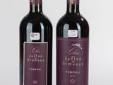 deux bouteilles de vin posées l'une à côté de l'autre sur une table