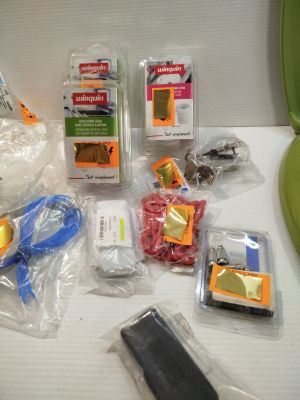 de nombreux objets posés sur un plan de travail