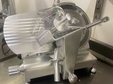 une machine posée sur le comptoir d'une cuisine