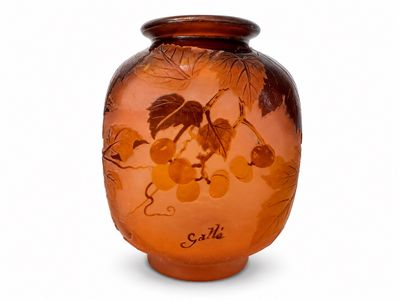 un vase en verre avec un motif sur une surface blanche
