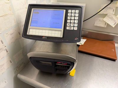 une machine posée sur un comptoir dans une pièce