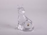 figurine de chat en verre transparent posée sur une surface blanche