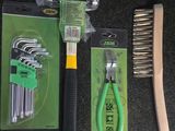 un grand nombre d'outils posés sur la table