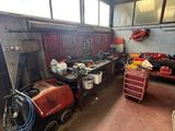 l'image d'un garage contenant de nombreux outils