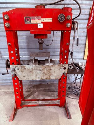 une photo d'une machine rouge dans un garage