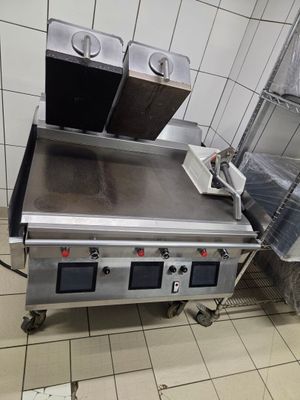 une cuisine professionnelle équipée d'une cuisinière et d'un four
