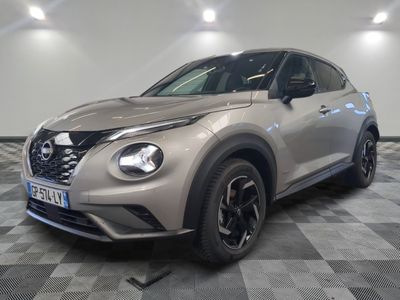 Le SUV Nissan Juke est garé sur un sol à damier