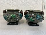 deux vases superposés sur une table