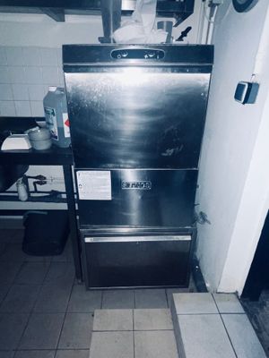 une image représentant une photo en noir et blanc d'une cuisine