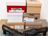 plusieurs cartons de chaussures posés sur une table en bois
