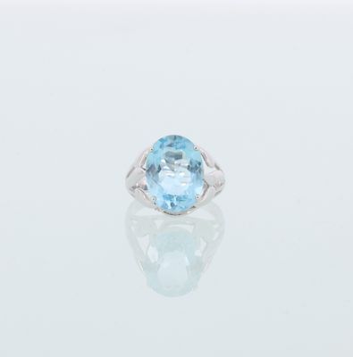 une bague en or blanc sertie d'une topaze bleue ovale