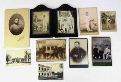 plusieurs vieilles photographies en noir et blanc représentant des hommes et des femmes devant un bâtiment