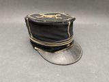 un chapeau noir orné d'un motif doré
