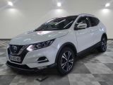le suv blanc de nissan est garé sur un sol en damier
