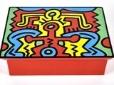 boîte aux couleurs vives avec un motif sur le couvercle