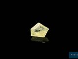 un diamant jaune sur fond noir