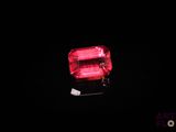 l'image d'une lumière rouge dans l'obscurité