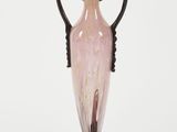 vase en verre rose et noir avec une anse noire sur fond blanc