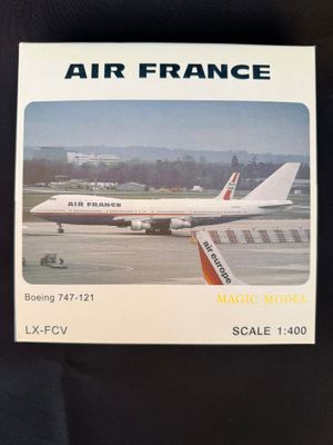une photo d'une photo d'un avion sur la piste