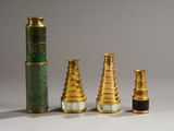 plusieurs types de vases en laiton et verts disposés sur une surface blanche