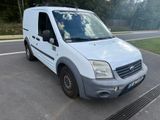 une camionnette blanche garée sur le bord de la route