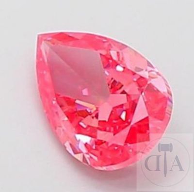 un gros plan d'un diamant rose sur une surface blanche